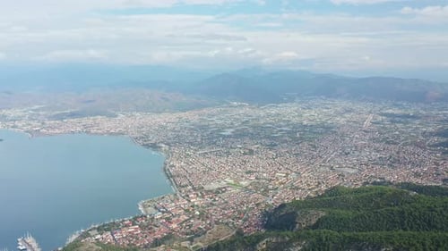 Blick aus der Vogelperspektive auf die Stadt Fethiye und die Meeresbucht mit Yachten