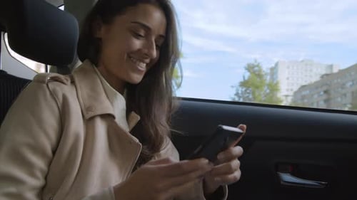 Mujer elegante y hermosa empresaria en taxi, uber taxi, coche, hablando y consultando por teléfono