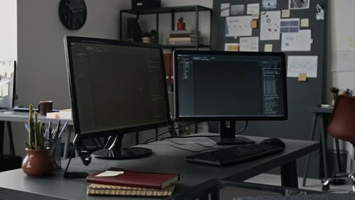 Zwei Monitore zur Anzeige von Programmcode im modernen Büro