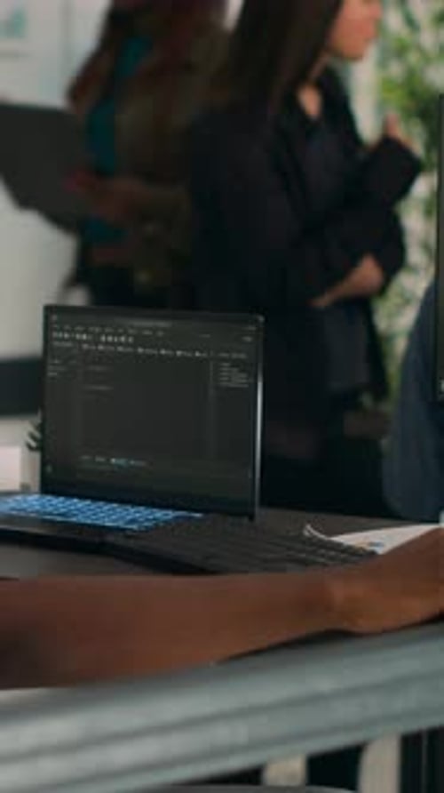 Desarrollador de software de vídeo vertical que busca ideas para escribir código y crear una nueva interfaz