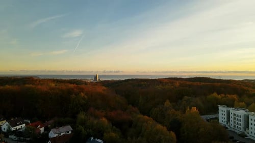 Forêt automnale de Witomin et horizon coloré à l'aube dans la ville de Gdynia, en Pologne. Drone ascendant