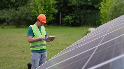 Ingenieur mit Tablet analysiert Effizienz erneuerbarer grüner Energie