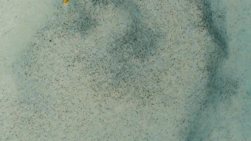 Mehrfarbiger Sandtextur-Makro-Nahaufnahme, bunter Hintergrund mit strömendem fallendem Sand und Wasser