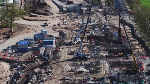 Actividad de construcción en la fase 4 del Puente Sur en Riga, Letonia