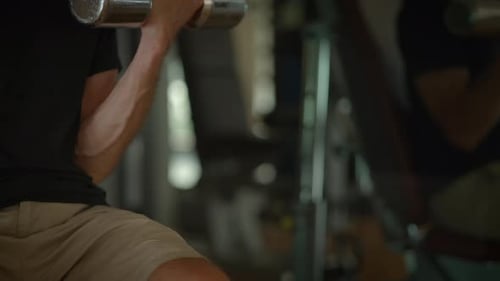 Konzentrieren Sie sich auf das Krafttraining mit effektiven Hantelübungen und Routinen