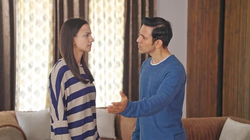 Pareja india enojada peleando y hablando