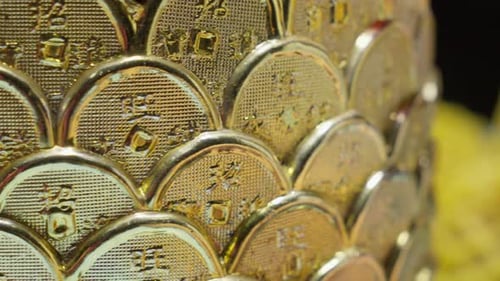 Nahaufnahme von Goldmünzen, 360-Grad-Perspektive auf einem sich drehenden Goldblock