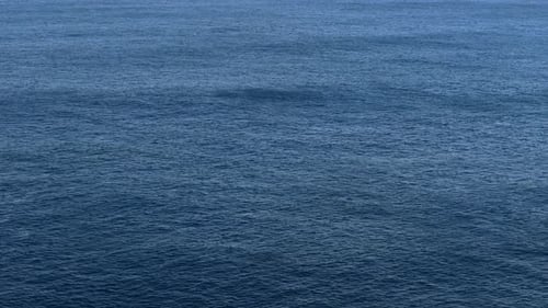 Die Wasseroberfläche des Atlantiks wurde immer noch von einer Drohne aufgenommen