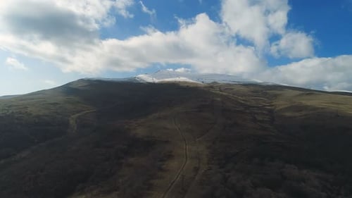 Aerovideo realizado por aviones voladores no tripulados: la belleza de Sunny Motion Over Peaks In