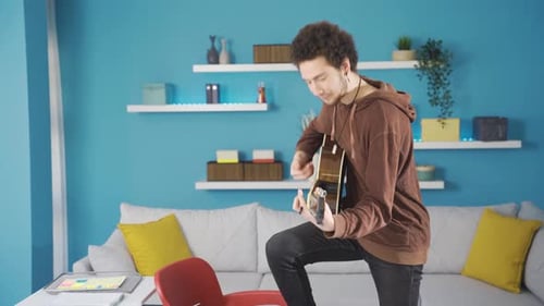 Jeune homme immergé dans le rythme de la guitare.