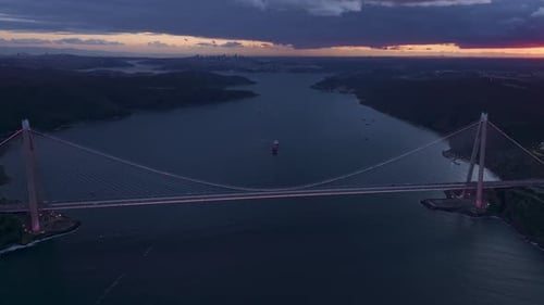 Luftaufnahme der Yavuz-Sultan-Selim-Brücke bei Sonnenuntergang, Türkei.