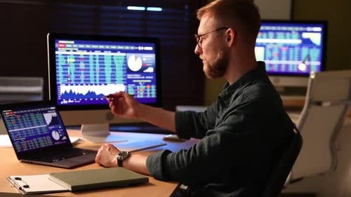 Especialista em negociação financeira trabalhando com dados na mesa do escritório, câmera se movendo. Câmera lenta
