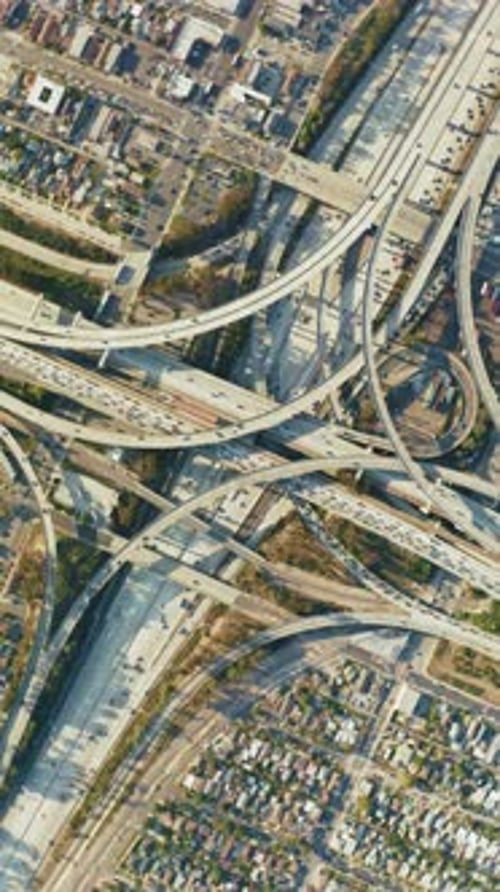 Vue verticale d'un échangeur autoroutier très fréquenté de Los Angeles