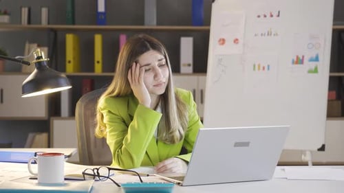Lausige Geschäftsfrau, Büro in der Nacht.