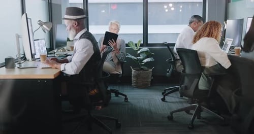 Цифровой маркетинг, компьютер или сотрудники в офисном здании цифрового агентства с фокусом