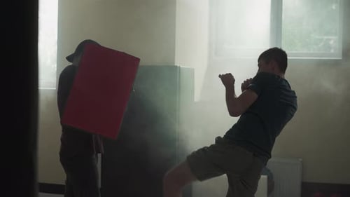 Mann trifft im Fitnessstudio aktiv mit bloßem Fuß ins Ziel