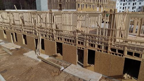 Vista aérea de un gran edificio de madera que se está construyendo en un sitio