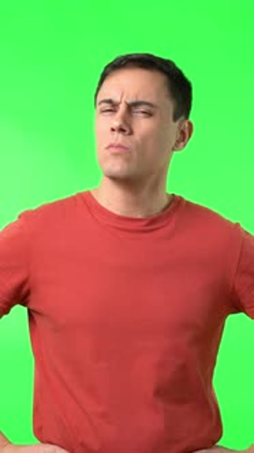 Hombre serio muestra gesticulando una señal de alto y mirando a la cámara