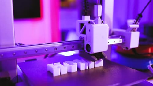 Imprimante 3D créant des lettres blanches