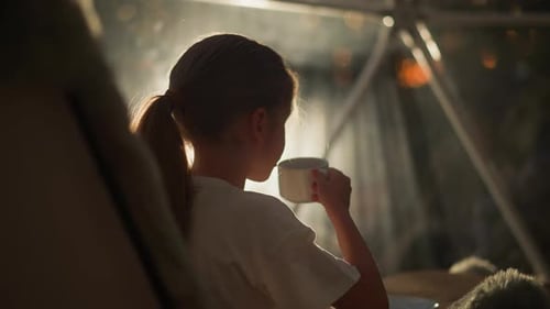 Kind trinkt morgens gerne Getränke aus der Tasse