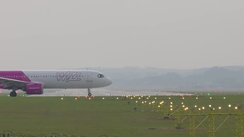 Aufregende Landemomente bunter Flugzeuge in einer nebligen Flughafenlandschaft