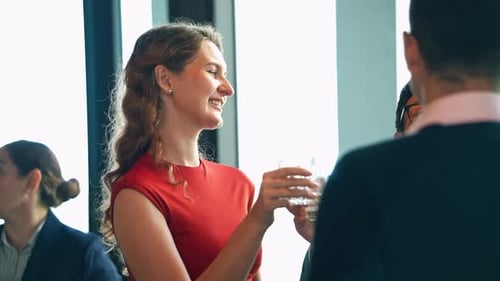 Empresários sorrindo, rindo e brindando bebida com o parceiro de negócios na reunião da empresa