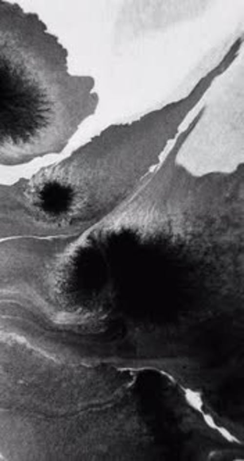 Wasserspritzer mit vertikaler Videofarbe, schwarze Farbe, Tropfenform