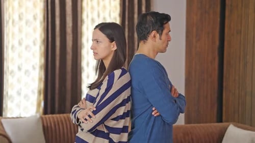Pareja india enojada que no se mira