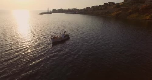 Aéreo: A cidade de Molyvos, na ilha de Lesbos, durante o pôr do sol.