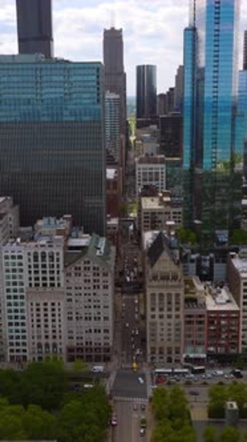 Rua estreita entre a arquitetura deslumbrante.