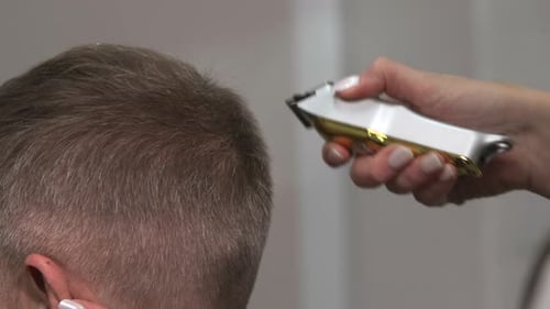Minimalistisches Salonumfeld, das eine sorgfältige Formung des Dekolletés und präzise Pflegefähigkeiten hervorhebt