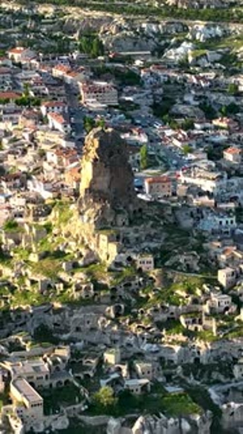 Vidéo verticale : vue aérienne impressionnante d'Ortahisar, Turquie, Cappadoce