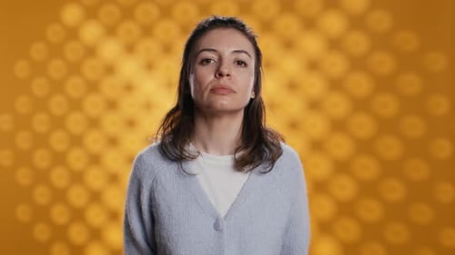 Retrato de mulher radiante posando sentindo-se feliz no fundo do estúdio