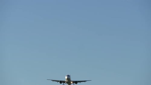 Kommerziell Flugzeug, das nach der Flugreise am Flughafen landet