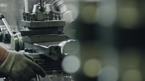 Schlosser bedient Drehmaschine mit Präzision in der Werkstatt