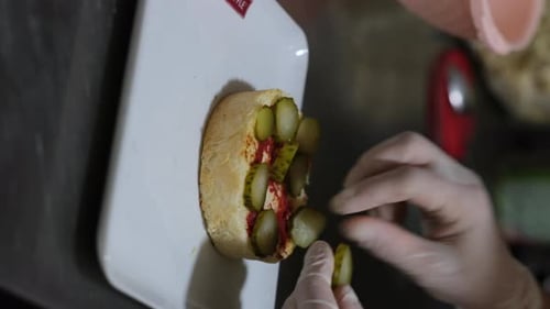 Assemblage de cornichons frais et de hamburgers