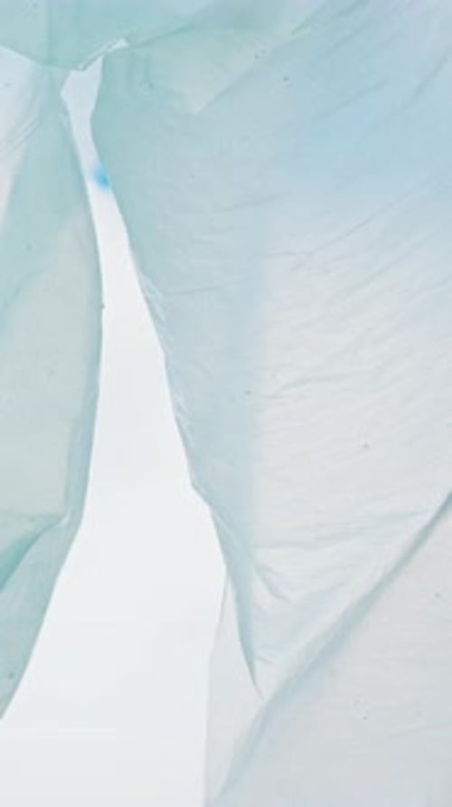 Ángulo bajo, punto de vista o personas con bolsa de basura para la gestión de residuos, el reciclaje o la sostenibilidad