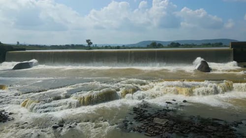 Vue aérienne de la cascade Rajdari Devdari et du barrage de Latif Shah