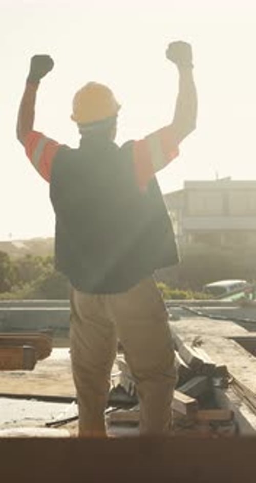 Construcción, éxito o hombre en el sitio con los brazos en alto, finalización del proyecto o celebración en la construcción
