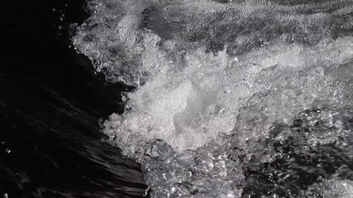 L'eau dévale une petite cascade et accélère la rivière