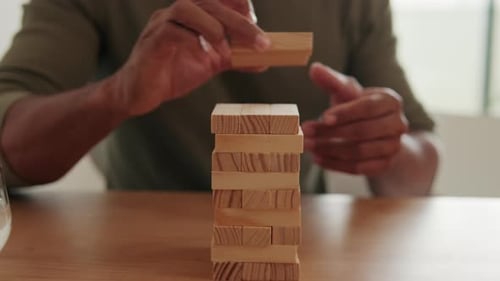 Jenga spielen: Ein lustiges und fesselndes Spiel zu Hause