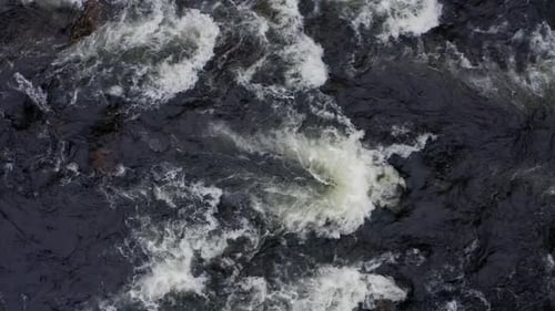 Voringfossen-Wasserfall und umliegendes Tal bei Regen und Nebel Typisches norwegisches Wetter