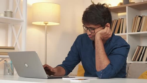 Travail désintéressé, homme ennuyé, communication en ligne