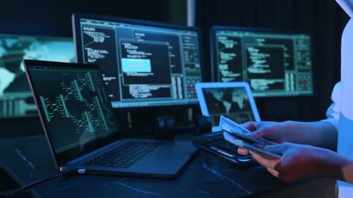 Com a moeda nas mãos. Jovem hacker profissional está dentro de casa perto do computador