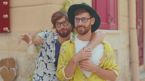 Portrait Junge Zwei Schwule Männer Schauen Sich Um Zeigen Etwas Fühlen Glückliches Homosexuelles Paar Dating LGBT