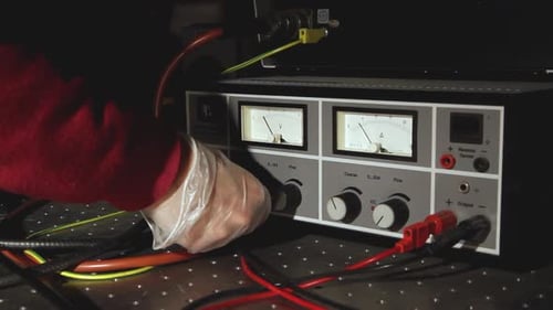 Fuente de alimentación en el laboratorio de la universidad para experimentos científicos. Transformador de voltios y amperios