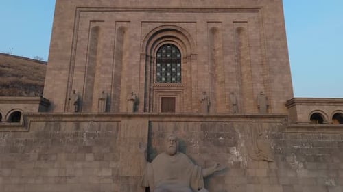 Vue par drone du Matenadaran avec une grande entrée voûtée.