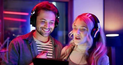 Personnes, musicien et casque avec tablette en studio pour la production musicale