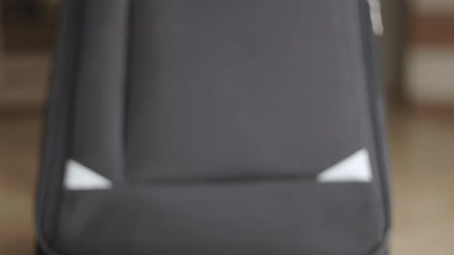 Um homem com uma mala montada saindo, viajando e viajando, viagem de negócios, mala sobre rodas