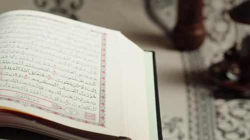 Nahaufnahme des Koranbuches Beten Islamische Religion